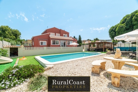 Detached house, plot of 1146m2, 318 m2, 6 bedrooms and 3 bathrooms, swimming pool, storage room.