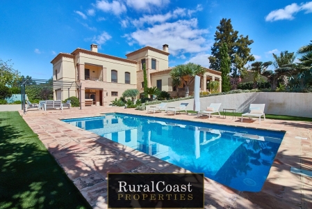 Fantastique villa indépendante avec 4 chambres, 4 salles de bain, terrain de 1201m2 et piscine privée à Pisnella