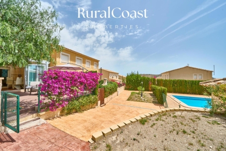 Preciosa casa pareada de 110m2 y 135m2 de parcela, 3 habitaciones, 2 baños, Estufa leña, Aire Acondicionado, Piscina comunitaria.