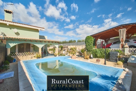 Precioso chalet adosado de 160m2 con 508m2 de parcela, 4 habitaciones, 2 baños y piscina privada