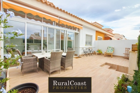 Preciosa casa adosada en Busot. 2 habitaciones. 2 baños. Piscina comunitaria y vistas a la montaña