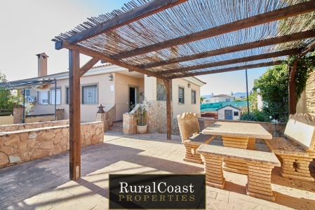 Acogedor Chalet Pareado en Busot de 4 habitaciones, 2 baños y sótano reformado