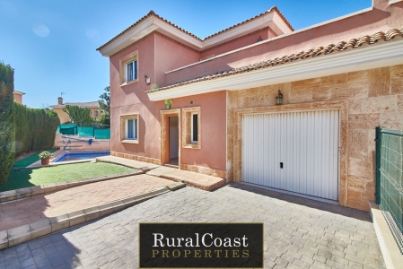 Chalet adosado, 280m2 parcela, 138m2, 3 habitaciones, 3 baños, piscina, garaje.