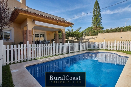 Preciosa casa adosada de 160m2 con parcela de 560m2, 4 habitaciones, 2 baños y piscina privada