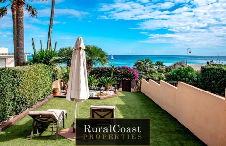 Chalet adosado en primera línea con vistas al mar y acceso directo a la playa en El Campello