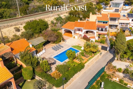 Charmantes Haus in Coveta Fumá, 5 Schlafzimmer, 3 Badezimmer, Pool, Garten, Meerblick, nur wenige Gehminuten vom Meer entfernt