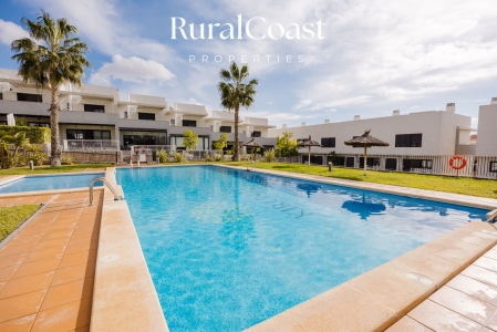 Casa adosada moderna, 200 m², 3 dormitorios, 2 baños, piscina comunitaria, calefacción central, terraza en la azotea