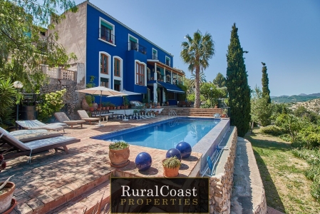 Hermosa finca compuesta por varias propiedades  con un total de 680 m2 de superficie habitable renovada y alrededor de 17.000m2 de terreno, 10 dormitorios, 8 baños, piscina, jardín y vistas increíbles a la montaña
