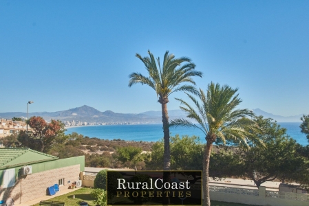 Precioso bungalow en alquiler en Cabo de las Huertas, Alicante. 4 dormitorios, 3 baños, piscina, vistas al mar y a la montaña