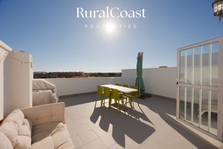 Appartement en duplex au dernier étage à El Campello, 110 m², terrasse de 46 m², 3 chambres et 2 salles de bains, garage et débarras.