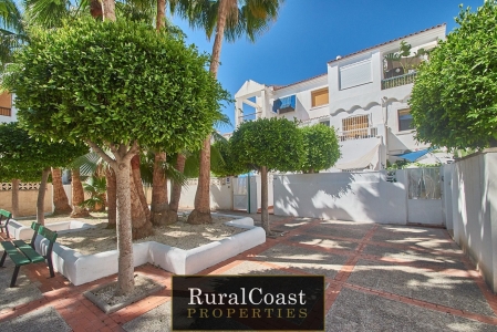 Preciosa casa adosada en venta en urbanización cerrada en El Campello, 3 dormitorios, 3 baños y jardines tropicales