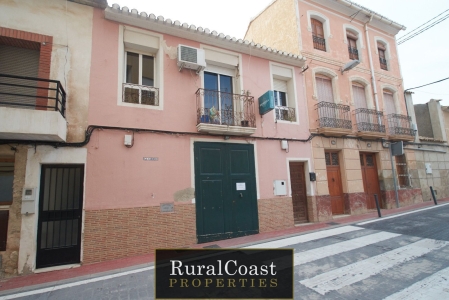 Taberna con encanto y piso superior, con tres habitaciones y 2 baños con buena ubicación en Aigues.