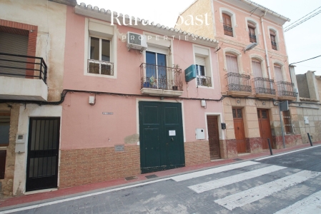 Charmante Taverne und oberste Etage mit drei Schlafzimmern und 2 Bädern in guter Lage in Aigues.