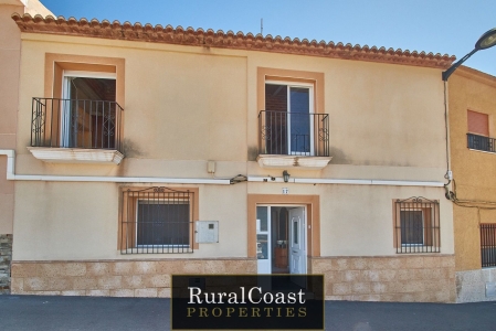 Casa de pueblo amueblado en venta en Busot con impresionantes vistas, 3 habitaciones y 2 baños