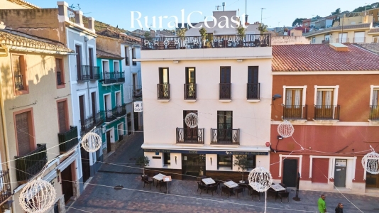 Boutique-Hotel – Beautiful hotel in perfect condition with 7 bedrooms (22 beds), with café, alcohol licence, elevator and terrace with panoramic views of the mountain.