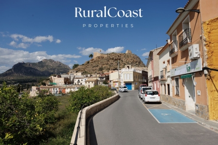 Village house, 249 m², 4 floors, 2 patios, mountain views.