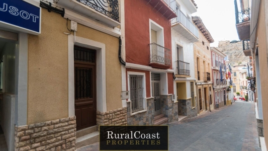 Casa en venta en Busot, con 236 m2, 4 habitaciones y 2 baños y Trastero.