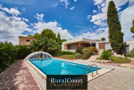 Fantastische vrijstaande villa in Vistahermosa, Alicante. 6 kamers. 4 badkamers. Zwembad. Uitzicht op de bergen