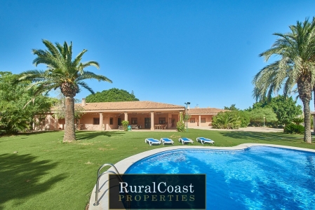 Asombrosa Masia de 820m2 mas garaje de 646m2 en Torrellano. Parcela de 46.228m2 con piscina privada y vistas a la montaña