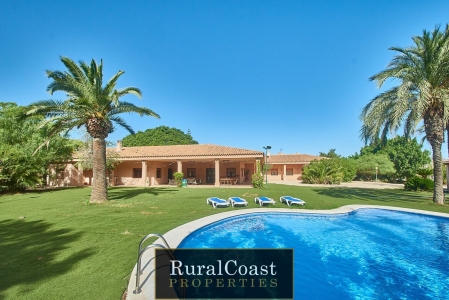 Incroyable villa indépendante de 10 chambres et 820m2 à Torrellano. Terrain de 46.228 m2 avec piscine privée et vue sur la montagne