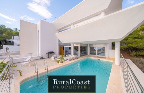 Chalet de diseño elegante en Altea Hills. 3 habitaciones. 3 baños. Piscina con magníficas vistas al mar