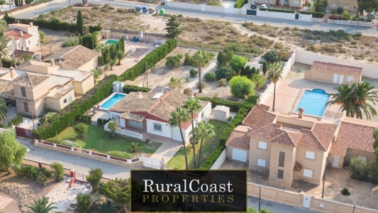 Villa zum Verkauf mit Pool in der Urbanisation Pisnella de Busot.