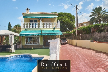 Casa con un piso independiente en cada planta + una casita de invitados, piscina privada y garaje