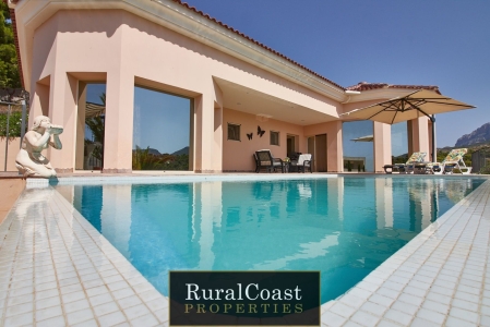 Gran casa moderna independiente de lujo de 532m2 4 habitaciones 4 baños, piscina de spa cubierta, piscina infinita al aire libre, en 896m2 de terreno en Busot