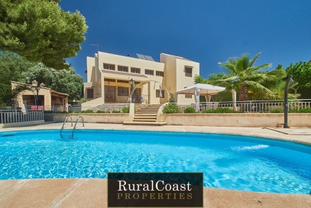 Belle villa avec vue montagne et mer, piscine, surface construite de 304m2, 5 chambres, 2 salles de bain, à Busot