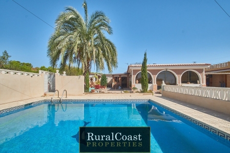 Chalet Independiente en venta en Busot, con 124 m2, 3 habitaciones y 3 baños, Piscina, Trastero y Aire acondicionado.