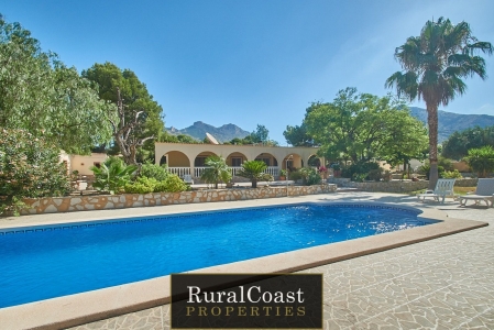 Beautiful villa with 124m2 and 3000m2 of plot, 2 bedrooms, 2 bathrooms, pool and amazing mountain and sea views in Busot