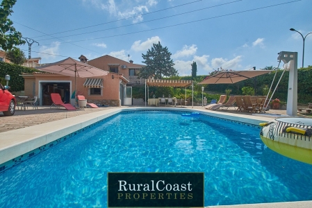 Chalet Independiente en Busot, 2 habitaciones, 2 baños, Jardín, Piscina, Aire Acondicionado, Trastero, Garaje.