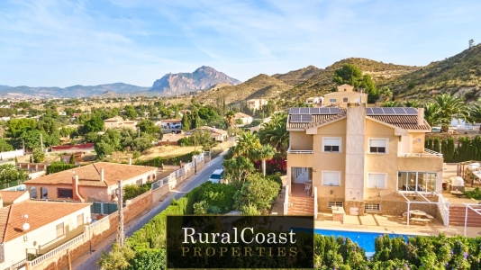 Preciosa propiedad de 425m2 y 1787m2 de parcela, 5 dormitorios, 4 baños, piscina y vistas a la montaña en Busot