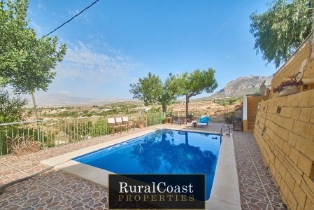 Chalet independiente en Busot de 115m2 en parcela de 1.816m2 con piscina y maravillosas vistas a la montaña
