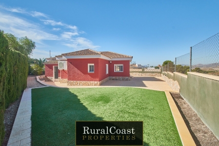 Chalet independiente, 135m2, parcela 979m2, 3 habitaciones, 2 baños, aire acondicionado.