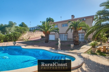 Chalet independiente, parcela 1146m2, 150m2 útiles, 3 habitaciones, 2 baños, piscina, aire acondicionado, calefacción, garaje, gimnasio.