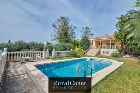 Spacious and cozy independent villa with 5 bedrooms with a 1400m2 plot, swimming pool in Busot.