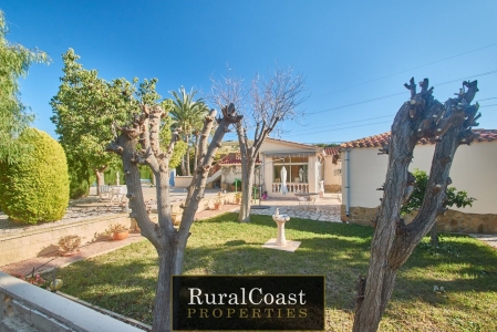 Chalet con 1000m2 de terreno, 2 dormitorios, 2 baños y piscina privada en Busot
