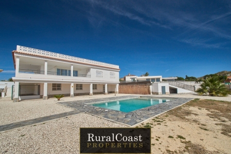 Chalet independiente, 2000m2 parcela, 350 m2 construidos, 6 habitaciones, 3 baños, piscina, jardín.
