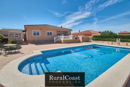Bonito chalet independiente con 4 dormitorios, 3 baños, piscina privada y vistas a la montaña en Busot