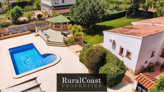 Fabuloso chalet independiente en Los Patos, Busot. 4 dormitorios, 3 baños, garaje, piscina y 1500m2 de parcela