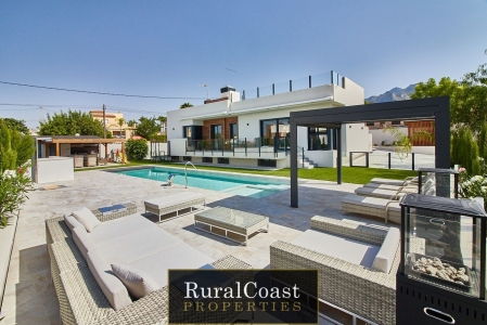 Villa Moderna de lujo, 337m2 construidos, 200m2 útiles, 4 habitaciones, 4 baños, jardín, piscina, suelo radiante