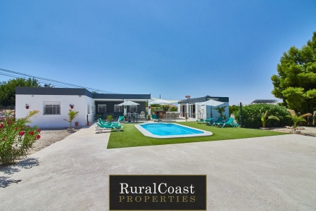 Precioso chalet moderno con 1200m2 de parcela, 3 dormitorios, 2 baños y piscina en Busot