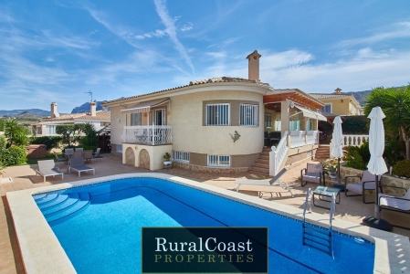 Chalet Independiente en venta en Busot con 245 m2, 5 habitaciones y 4 baños, con Piscina Privada y Bonito Jardin