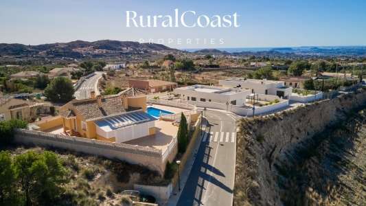 Belle villa indépendante à Busot. 3 chambres à coucher. 2 salles de bains. Piscine privée avec vue sur les montagnes à 360