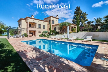 Fantástico chalet independiente con 4 dormitorios, 4 baños , parcela de 1201m2 y piscina privada en Pisnella
