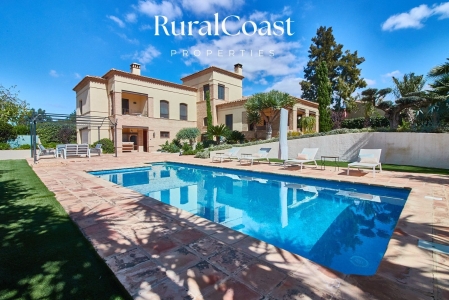 Fantastic detached villa with 4 bedrooms, 4 bathrooms , a plot of 1201m2 and private pool in Pisnella