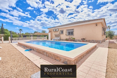 Detached house, land of 1223m2, 3 bedrooms, 2 bathrooms, swimming pool, garage, Air conditioning
