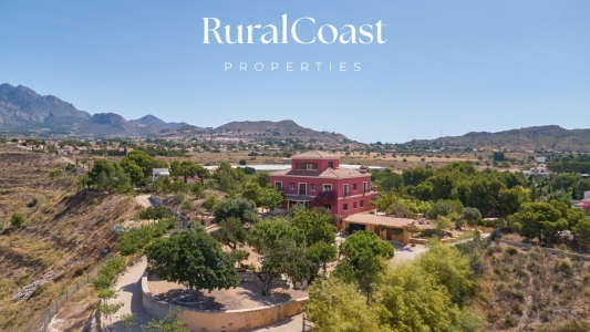 Incroyable finca de 500m2 avec 7 chambres et 7 salles de bains avec une vue imprenable sur la montagne.