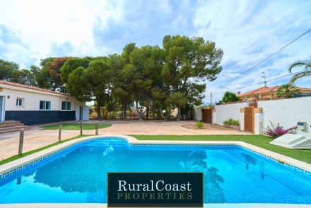 Detached house, land of 887m2, 4 bedrooms, 2 bathrooms, swimming pool, storage room, central heating and air conditioning